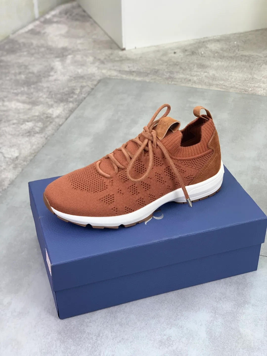 Men's men's shoes P400 new Dior Tech sneakers 2026 early spring series new products, with fashionable details, highlighting retro aesthetics. The fly-knit upper is spliced ​​with the sides of apricot transparent mesh fabric, and the leading edge of the upper window is laminated with high-frequency flat ironing and counter-pressure. The original craftsmanship is beautiful, comfortable and does not fall off. The interior is made of tonal sheep lining, which is soft and comfortable. The heel and tongue are embellished with the Paris logo. The textured TPU soles with the same tonal logo add to the high-end style.  Code number: 38-45 (46 customized)